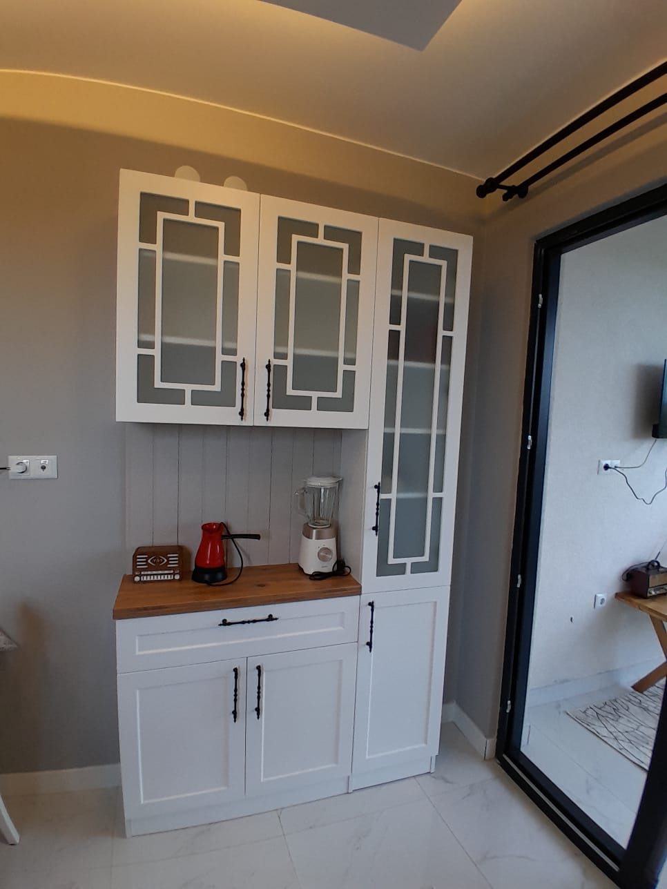 El işçiliği detaylı büfe ve vitrin dolabı